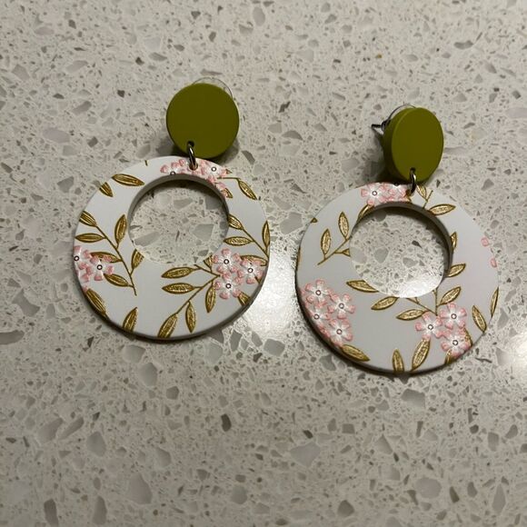 Flower Detail Circle
Shaped Hollow Out Acrylic
Pendant Earrings - Picture 3 of 10